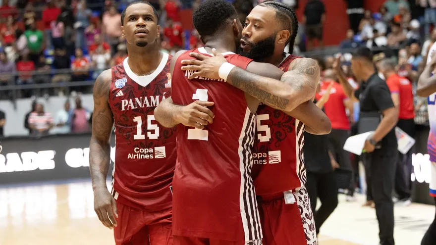 Jugadores de la Selección de Baloncesto de Panamá celebran