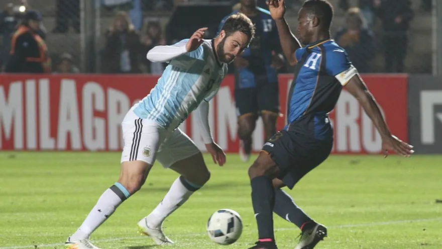 Gonzalo Higuaín (i) marcó la diferencia por Argentina