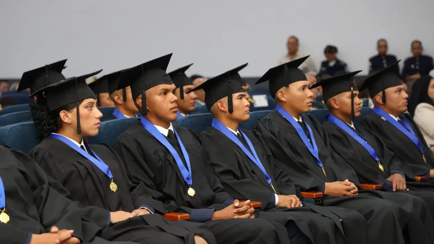 37 nuevos alféreces de la vigésima quinta promoción