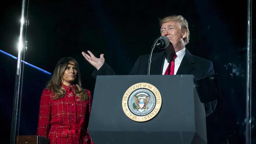 El presidente de Estados Unidos, Donald Trump, hizo hoy una parada no anunciada en una estación de bomberos en West Palm Beach
