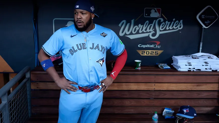Vladimir Guerrero Jr. en el dugout previo al cuarto partido de la Serie Mundial 2025 en el Dodger Stadium