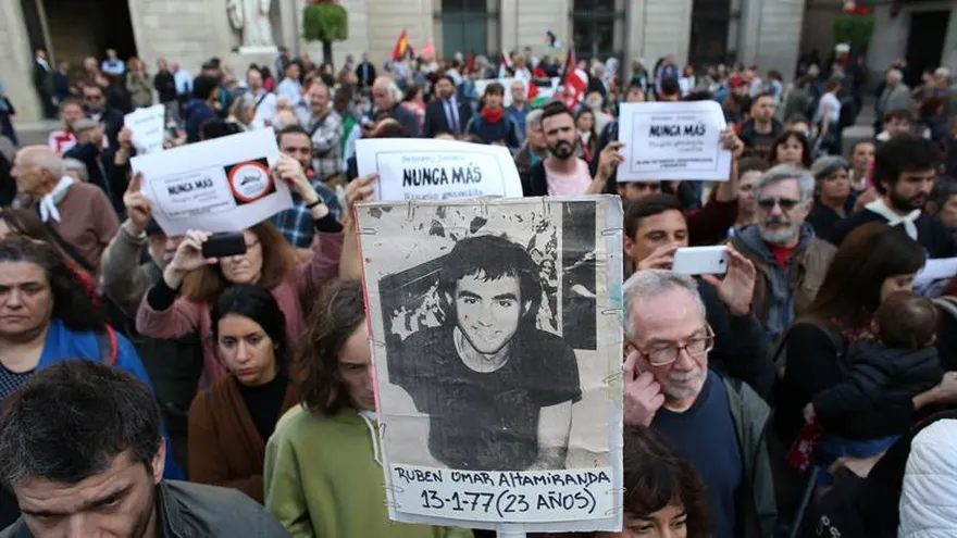 Concentración contra la impunidad y a favor de los derechos humanos en Argentina, este miércoles 10 de mayo en la plaza Sant Jaume de Barcelona.