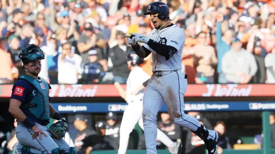 Javier Báez celebra tras batear un cuadrangular de dos carreras ante los Marineros