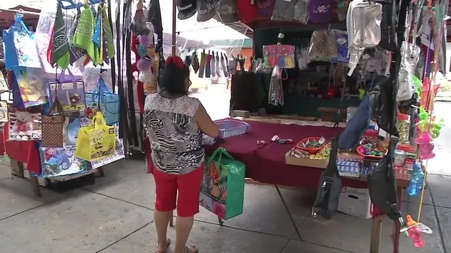 Buhoneros en la 5 de mayo se niegan a abandonar sus puestos