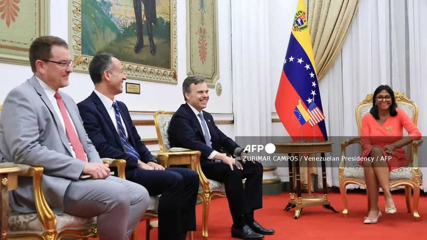 Esta fotografía distribuida por la Presidencia venezolana muestra a la presidenta interina de Venezuela, Delcy Rodríguez (derecha), hablando con el nuevo jefe de la misión diplomática de Estados Unidos en Venezuela, John Barrett (tercero por la izquierda).