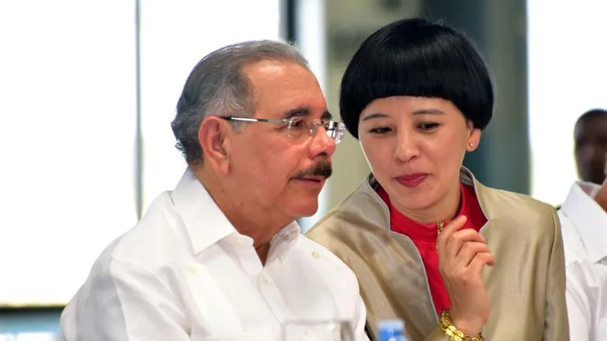 Fotografía fechada el 10 de abril de 2018, cedida por la Presidencia dominicana, muestra a la encargada de negocios de la República Popular China, Fu Xinrong (d), mientras conversa con el presidente dominicano, Danilo Medina (i).