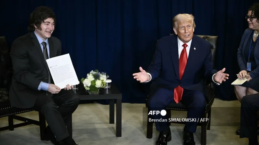 El presidente de Estados Unidos, Donald Trump, mantiene una reunión bilateral con el presidente argentino, Javier Milei (izq.), al margen de la Asamblea General de las Naciones Unidas en la ciudad de Nueva York el 23 de septiembre de 2025.