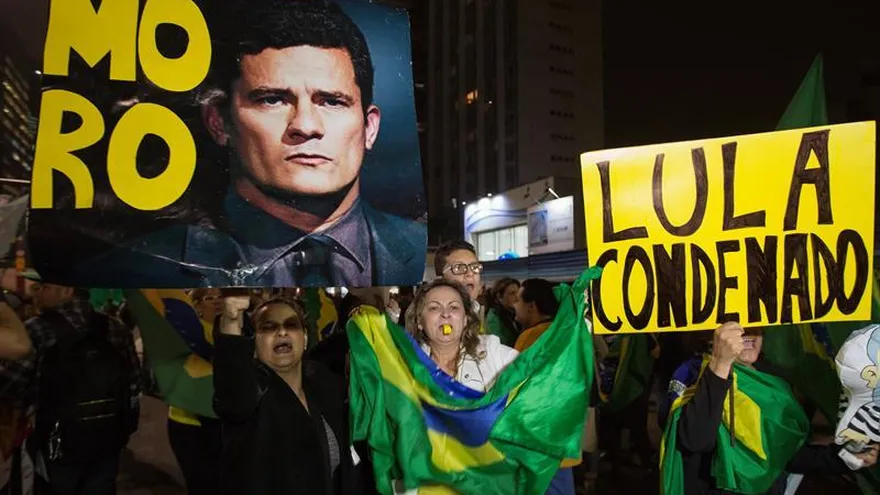 Un grupo de manifestantes celebran, este 12 de julio de 2017, en Sao Paulo (Brasil), la decisión del juez Sergio Moro de condenar al expresidente brasileño Luiz Inácio Lula da Silva a nueve años y medio de cárcel, por su implicación en la red de corrupción que operó en Petrobras, informaron fuentes oficiales.