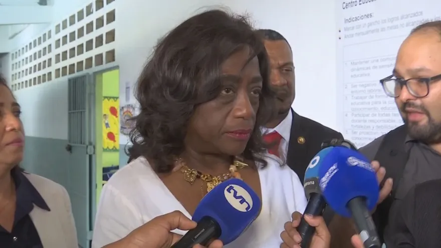 Ministra de Educación da un balance del primer día de clases