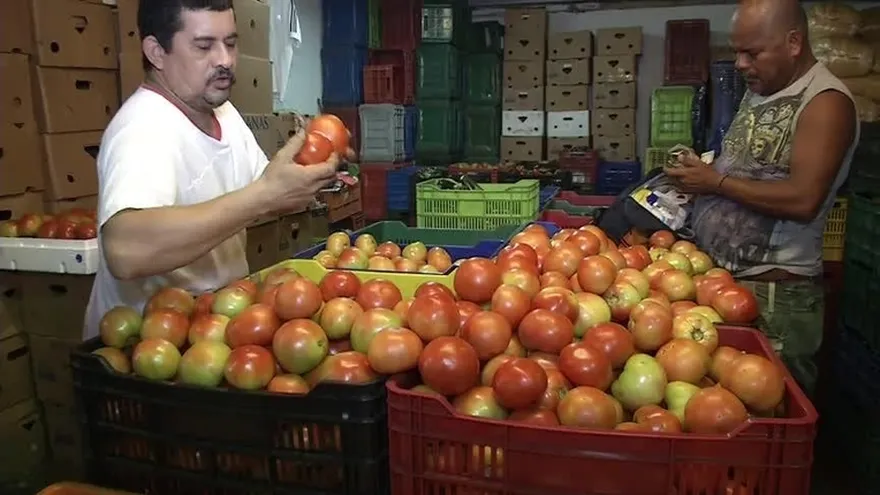 Bajan precios en el Mercado de Abastos, pero hacen falta clientes