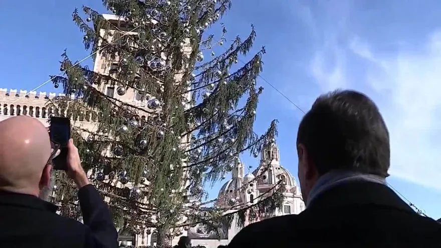 El triste final del árbol de Navidad de Roma