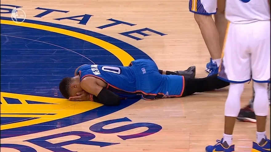 Falta de Zaza Pachulia a Russell Westbrook