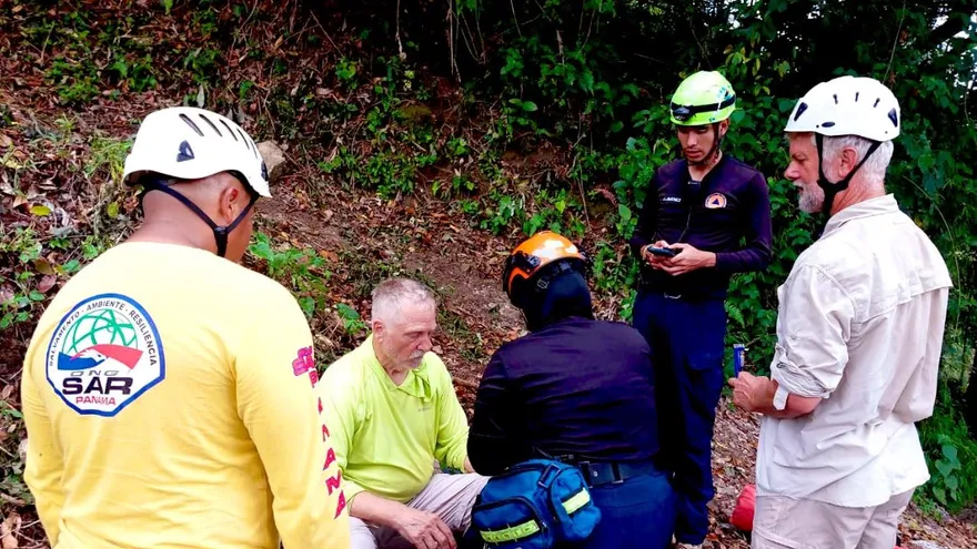 Personal de rescate atiende al estadounidense