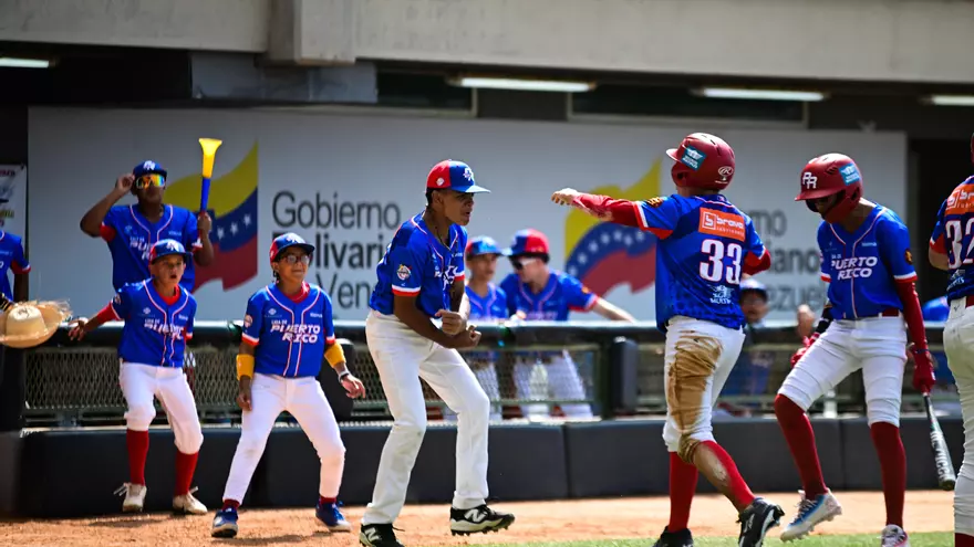 Peloteros de Puerto Rico celebran durante su partido ante México en la Serie del Caribe Kids 2025