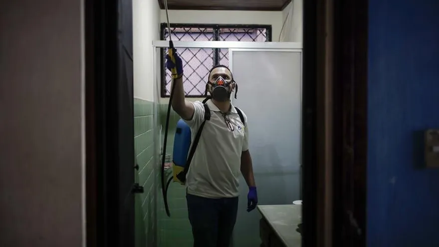 Trabajadores sanitarios fueron registrados el pasado miércoles al fumigar las instalaciones de un centro de asistencia juvenil, como medida de prevención para evitar la propagación del virus COVID-19, en San José (Costa Rica).