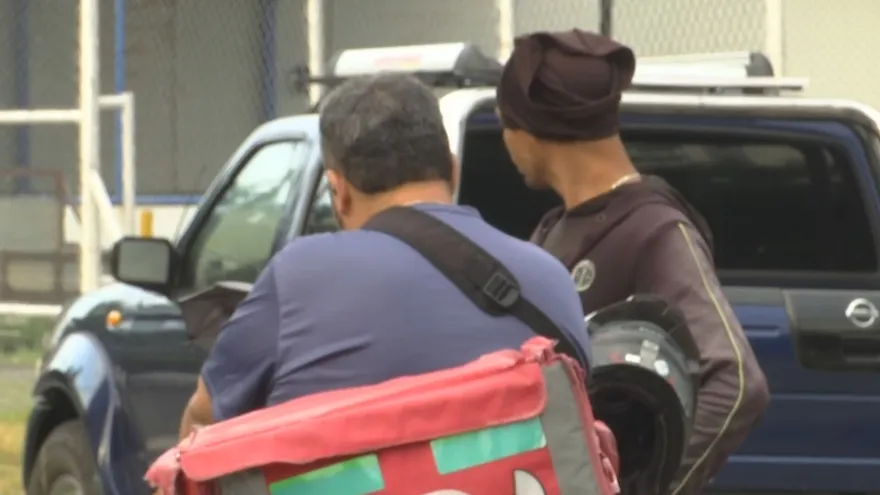 Repartidores paralizan entregas tras ajuste en tarifas