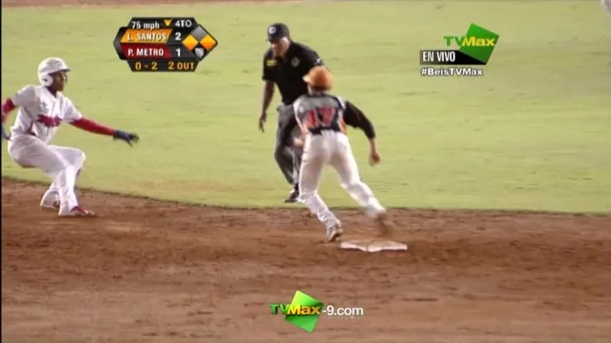 Buena jugada defensiva por Los Santos