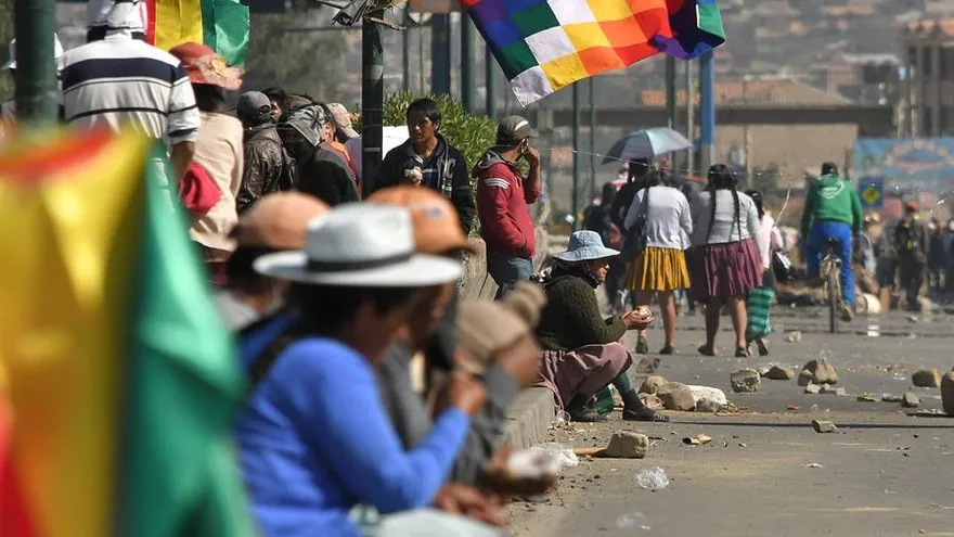 Manifestantes ondean banderas durante una protesta por el nuevo aplazamiento de las elecciones bolivianas