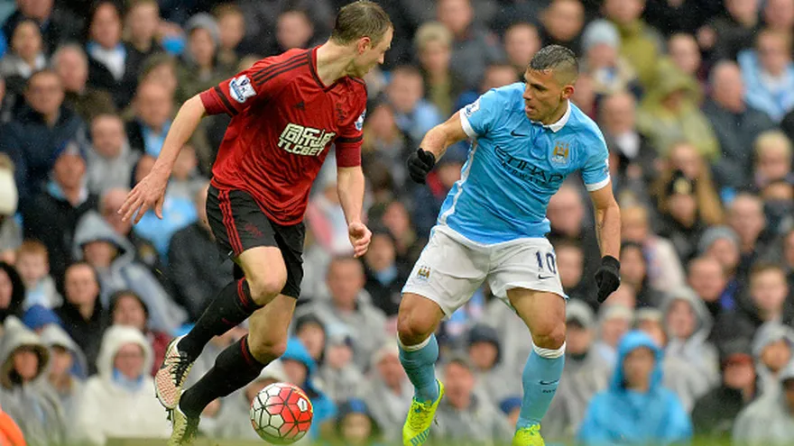 Jonny Evans ante Sergio Aguero