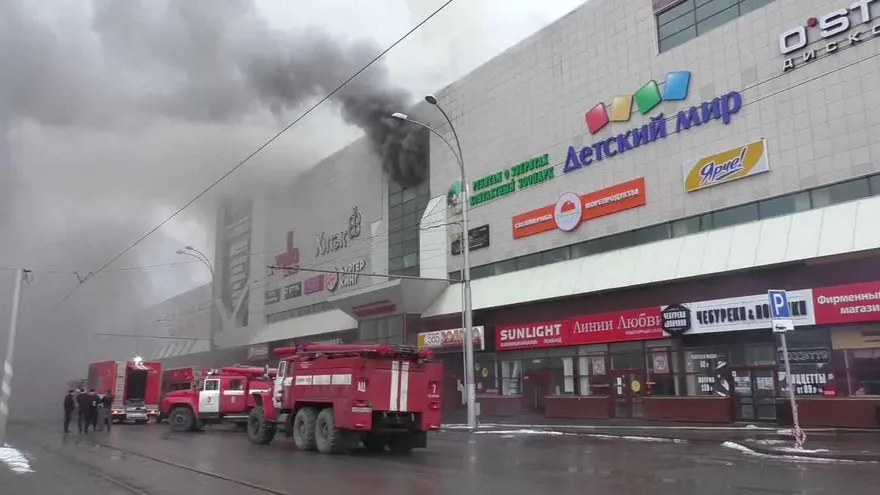Al menos 64 muertos en incendio de un centro comercial en Rusia