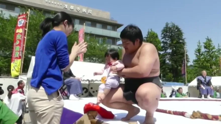 Celebran el Festival Naki Sumo de los bebés llorones en Japón