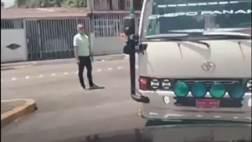 El conductor fue multado por agentes de la ATTT