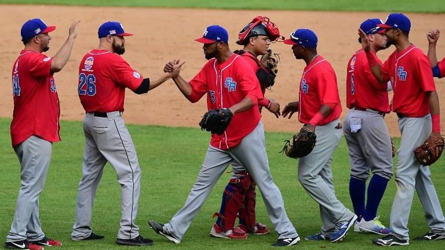 Jugadores de Puerto Rico se felicitan al conseguir su pase a la final de la Serie del Caribe 2017