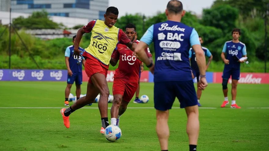 Fidel Escobar y Alberto Quintero entrenando en la selección de Panamá