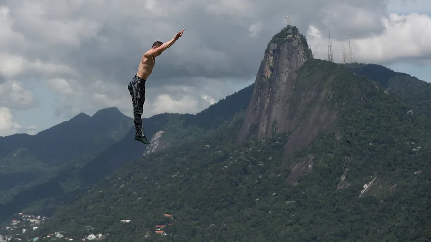 Un acróbata del Circo del Sol en acción hoy, miércoles 10 de enero de 2018, durante una presentación, en el cerro turístico de Urca, en Río de Janeiro (Brasil)