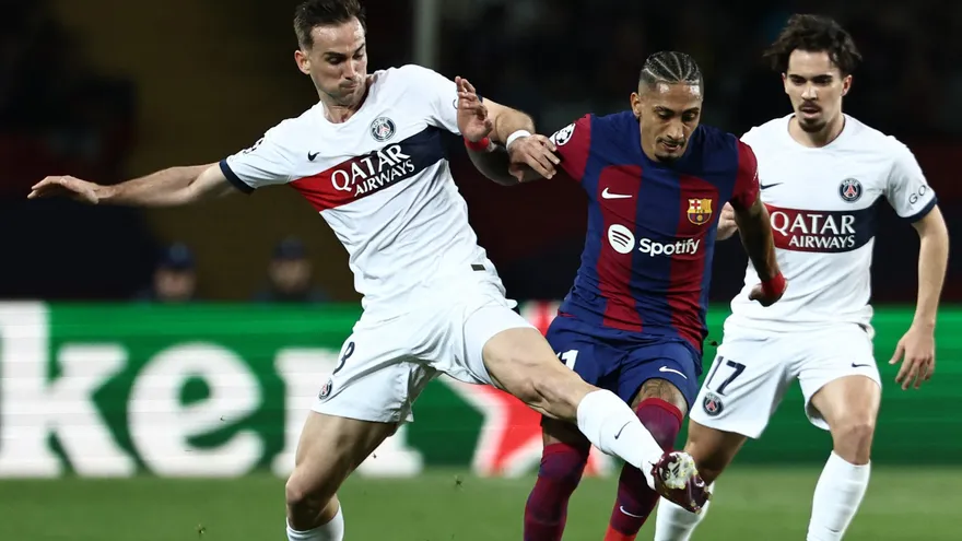 Raphinha (d) y Fabián Ruiz (i) disputan el balón