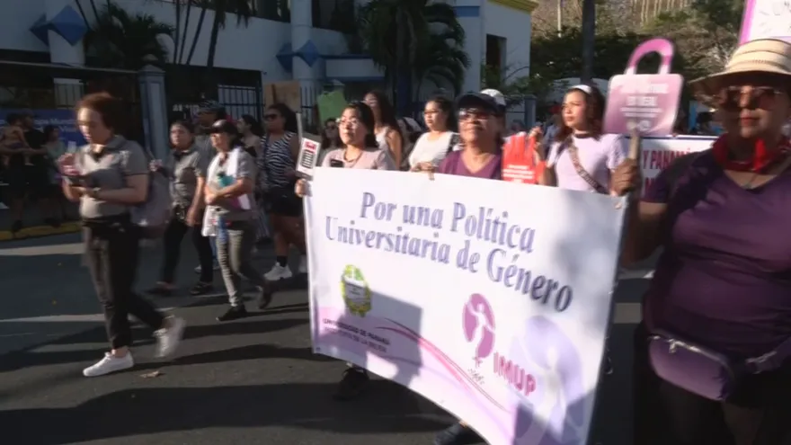 Mujeres marchan en avenida Balboa y exigen respeto laboral, justicia y no discriminación
