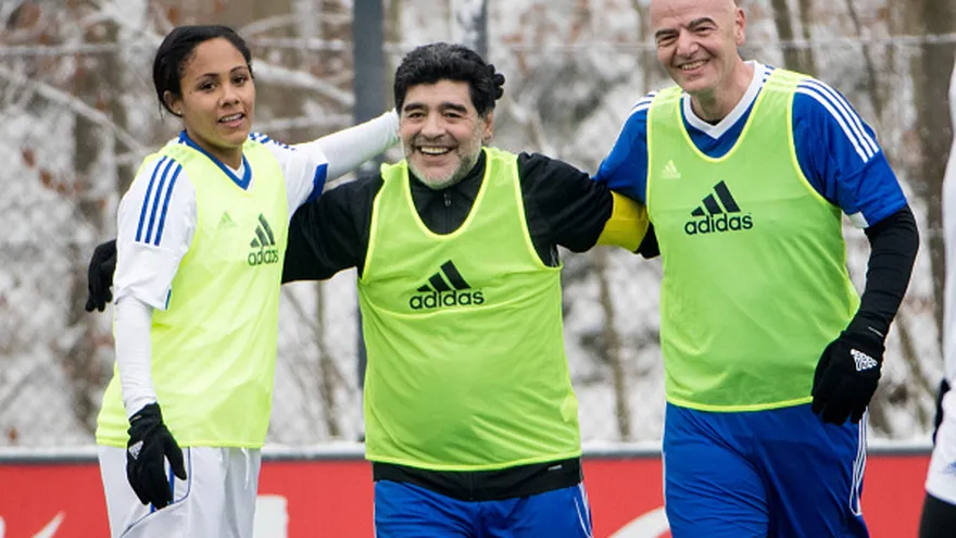 Diego Maradona (c) junto al presidente de FIFA,  Gianni Infantino (d), y Alex Scott (i)