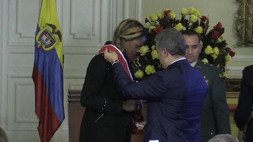 La saltadora Caterine Ibargüen fue condecorada en Colombia