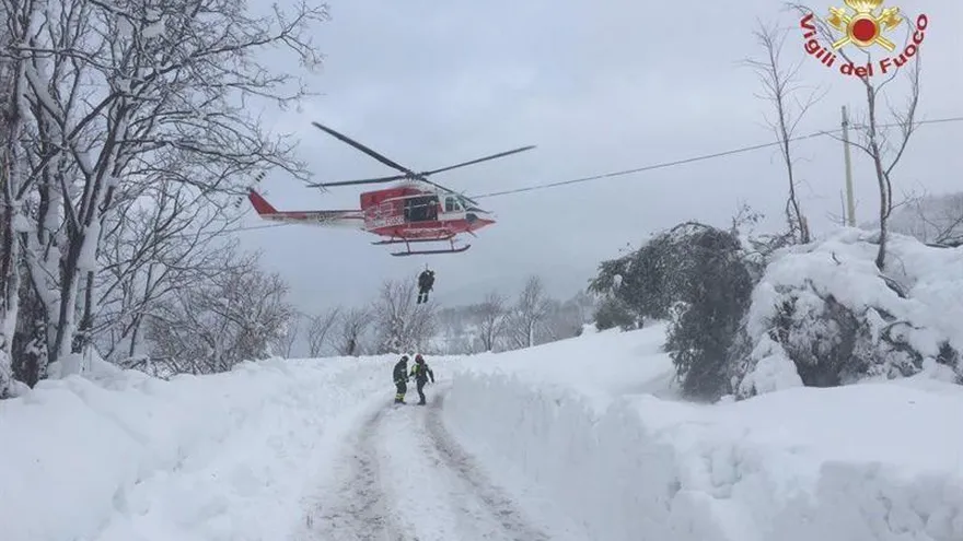 El convoy de emergencias dirigiéndose al hotel Rigopiano, en Italia, alcanzado por una avalancha.