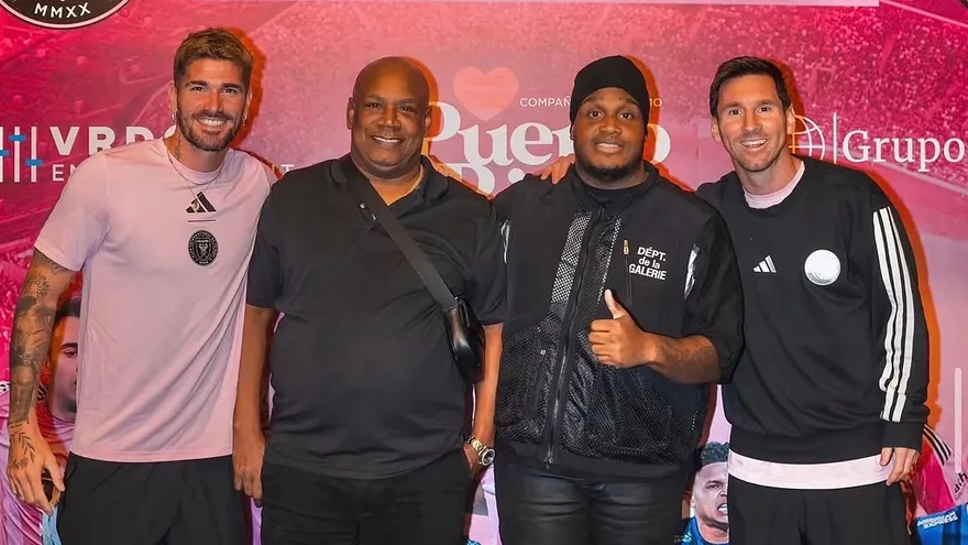 Sech junto a Messi y en la imagen también aparece Rodrigo De Paul