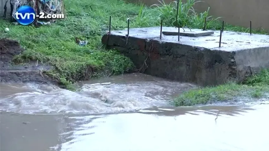 Alcantarillado lleno de basura causa inundaciones