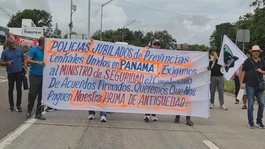 Policías jubilados exigen prima de antiguedad