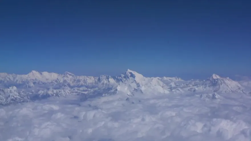 Nepal suspende todas las expediciones al Everest por el coronavirus.