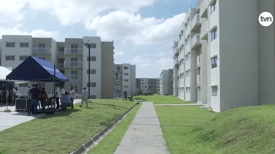 Gobierno entrega de 220 apartamentos en Vacamonte