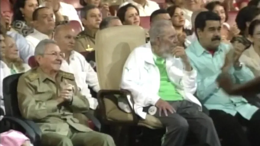Fidel Castro aparece en público al cumplir 90 años