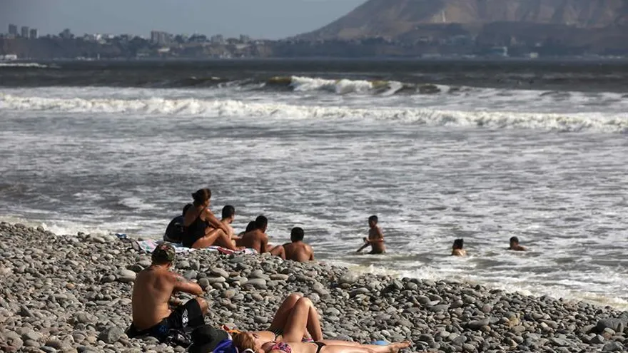Turistas toman el sol en las playas de la Costa Verde de Lima.