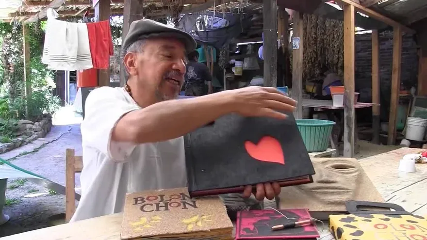 Colectivo preserva la tradición de hacer papel a mano en México