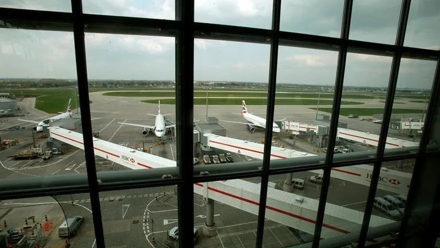 Vista de un grupo de aviones en la terminal 5 del aeropuerto de Heathrow en Londres, Reino Unido.