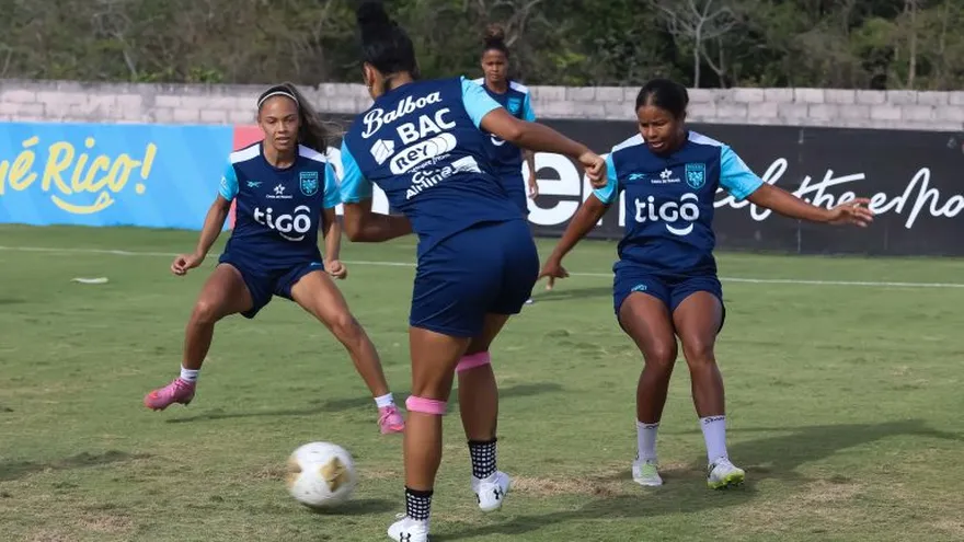 Jugadoras de la Selección Femenina de Panamá en entrenamiento