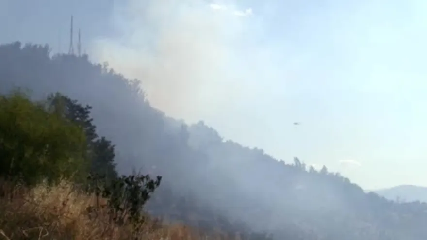 Incendio consume pastizales en Santiago de Chile