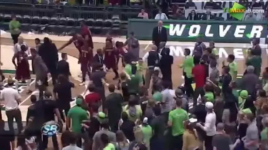 Pelea en Juego de Baloncesto Universitario