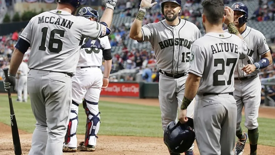 Carlos Beltrán (15) recibe las felicitaciones de sus compañeros
