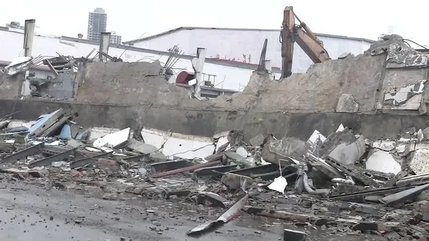 Estructura colapsa en la vía Frangipani