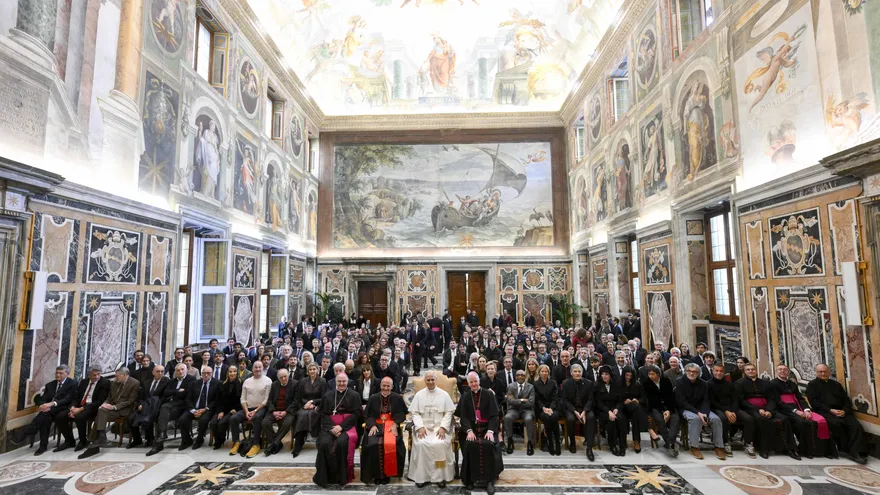 Foto general de miembros del mundo del cine y el papa León XIV