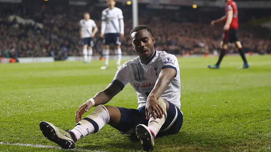 Danny Rose se lamenta tras fallar su oportunidad de anotar un gol para el Tottenham